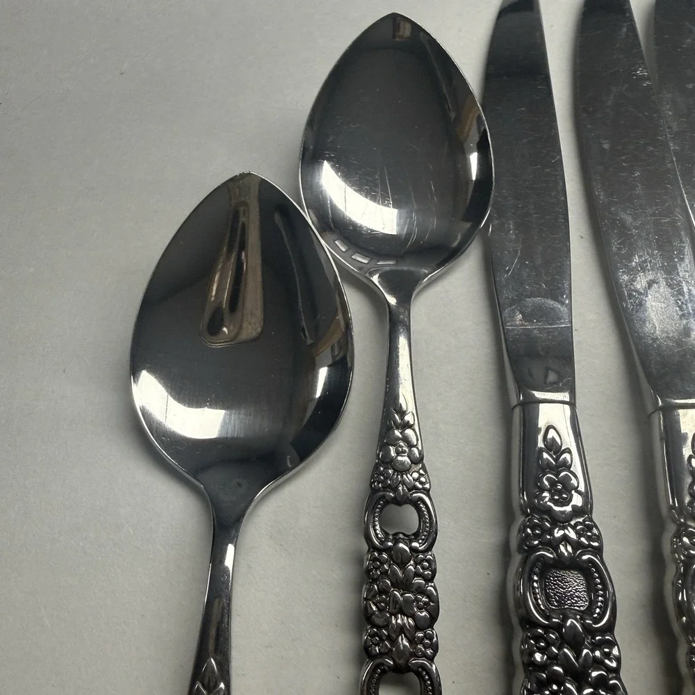 8 Oneida Viola Voila Dinner Knives Spoons Soup Community Flatware Silverware